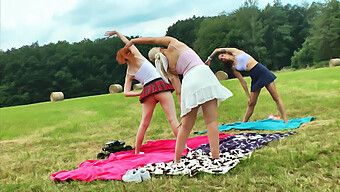 Yoga Dan Gimnastik Di Luar Dengan Gadis-Gadis Czech Dalam Seragam Sekolah