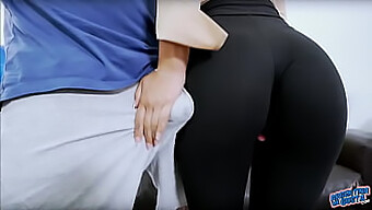 Teen Latina Con Un Gran Culo In Leggings Neri Mostra Il Cameltoe E Il Feticismo Del Piede