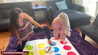 Lesbiennes Strippen En Spelen Twister Uit Wraak Voor Verloren Weddenschap