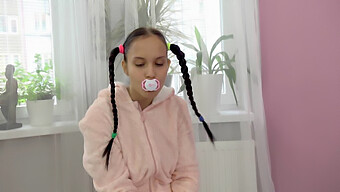 Tetovaná A Pigtailed Kočka Je Prcána Do Zadečku