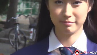 Tomomi Motozawa, Em Uniforme Escolar, Faz Um Boquete Para Um Colega De Classe.