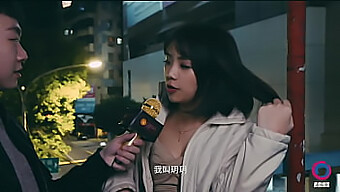 与丰满的棕发女郎进行无码户外采访