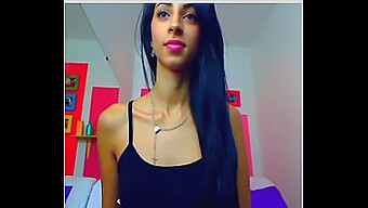 Assista A Uma Garota Linda Usando Um Dildo Na Webcam