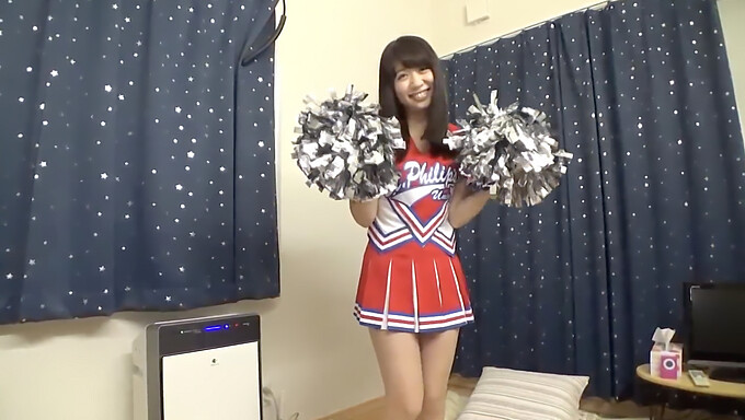 Seorang Cheerleader Yang Menakjubkan Dari Universitas Terkenal Membuat Debut Video Dewasanya.