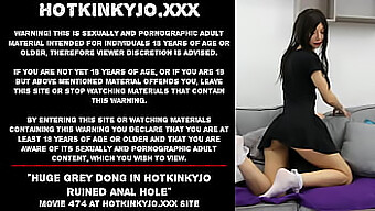 Hotkinkyjo用大自然的乳房假阳具进行肛交游戏