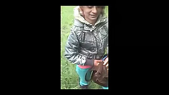 Vidéo Maison D'Une Fille Chaude Et Excitée Dans La Nature