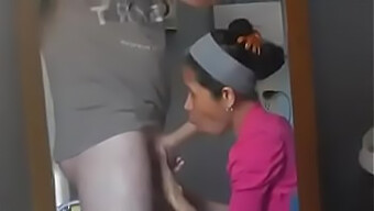 Pembantu Rumah Tangga Di Sini Memberikan Blowjob Padaku