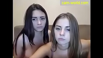 Russiske Teenagere Kysser Og Nyder Anal Leg På Webcam