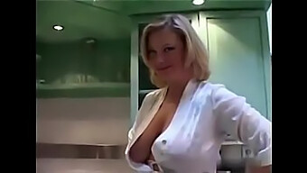 Große Schöne Titten Und Rauchende Milf In Selbstgemachtem Video