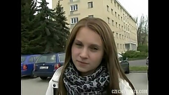 A Estudante Tcheca Veronika Tem Seu Cuzinho Apertado Fodido Com Força.