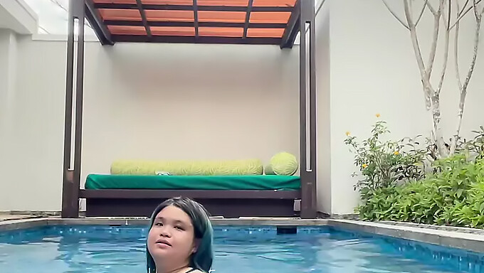 Kecantikan Asia Dengan Bulu Kemaluan Berbulu Dalam Bikini.