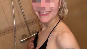 Ung Italiensk Blondine Bliver Deepthroated Og Analt I Brusebadet