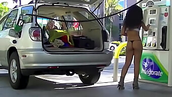 Nikki Brasil Mostra Sua Periferia Pública Em Um Posto De Gasolina E Se Masturba