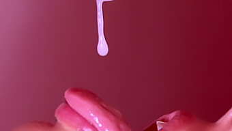 Une Petite Séductrice Fait Une Fellation Époustouflante Et Reçoit Un Facial, Regardez-La Prendre Son Pied En Quelques Secondes (Pov)