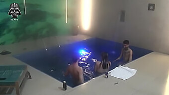 Doppeltes Vergnügen: Amateur-Dreier Mit Fußfetisch-Spaß Am Pool