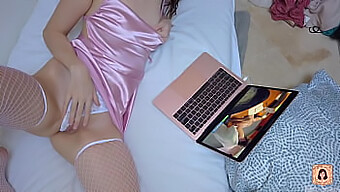 Kekasih Seksi Menghisap Hingga Mencapai Orgasme Dalam Lingerie