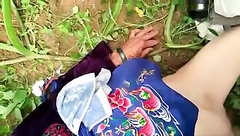 Asiatische Milf Genießt Die Natur In Diesem Cougar-Video