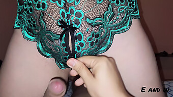 Pelajar Perempuan Berpakaian Lingerie Menjadi Nakal