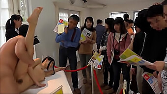 Japon Genç 18+ Sanat Gösterisinde Sikişiyor