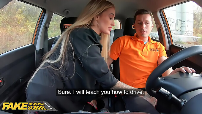 Daisy Lee Geniet Meer Van Mondelinge Lessen Dan Van Rijlessen In De Fakedrivingschool-Video