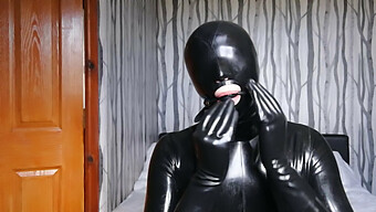 Latex-Fetischisten Genießen Verbundenes, Geknebeltes Und Maskiertes Bdsm