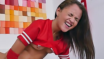 La Petite Adolescente Holly Hendrix Se Prend Une Grosse Bite Dans Sa Chatte Serrée