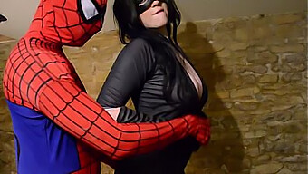 巨乳のコスプレキャットウーマンがスパイダーマンのペニスを受け入れる