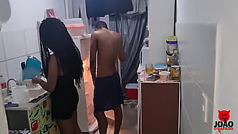 ¡esposa Morena Y Delgada Es Follada Duro Por Su Marido En La Cocina!