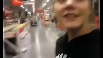 Gozada No Shopping: Boquete Público E Gozada Na Cara