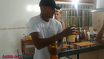 Adolescente De 18 Anos Tem Sua Buceta Esticada Por Um Pau Grande