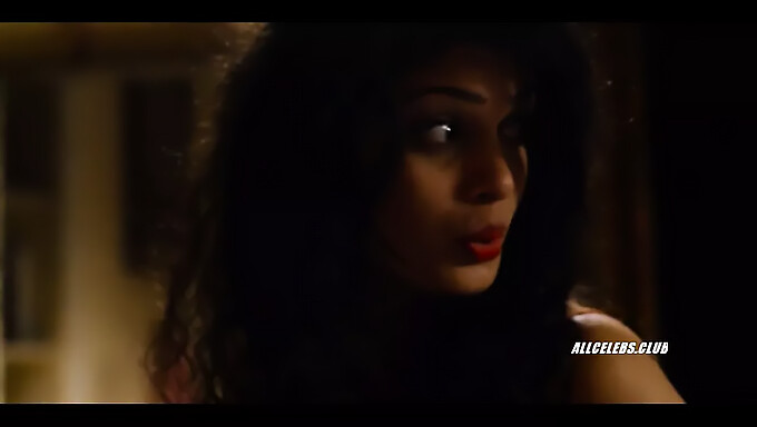 Tina Desai In Romane Portail V Čutni Božični Sceni