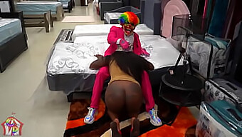 Cliente Com Bunda Grande Recebe Uma Cavalgada Selvagem De Um Vendedor Excitado