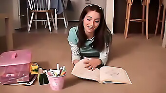 La Fille Américaine De 18 Ans Chloe Joue En Solo Avec Des Crayons