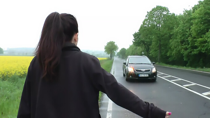 I Conducenti Tedeschi Permettono Solo Alle Ragazze Sexy Di Guidare Le Loro Auto