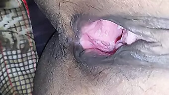 Desi Manželka A Manžel Se Zabývají Drsným Sexem V Tomto Videu Skupinového Sexu