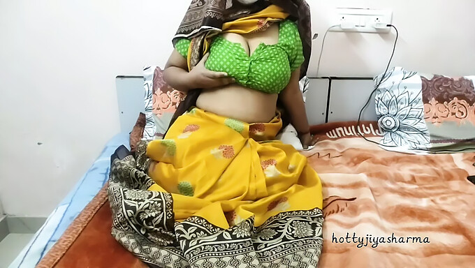 Desi Bhabhi Matures: 얼굴에 정액과 아날로 하루의 끝을 즐기기