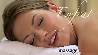 Massage Dầu Dẫn Đến 69 Với Một Người Mẫu Đá Cuội Nóng Bỏng