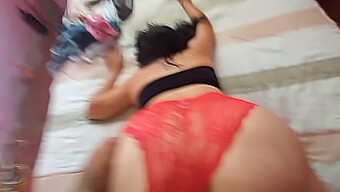 Marido E Esposa Fazem Um Ménage À Trois Com Um Vizinho Aleatório E Sua Amiga..