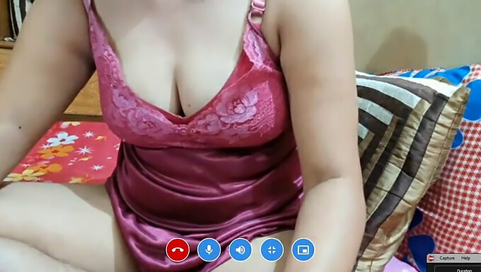 Veľká Zadnica Webcam Babe Dostane Svoju Tesnú Kundičku Prstovanou