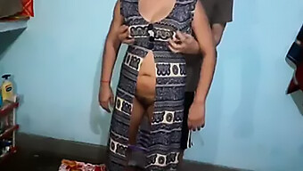 Indian Bhabhi Fucks Pados Ki Aunty In The Night