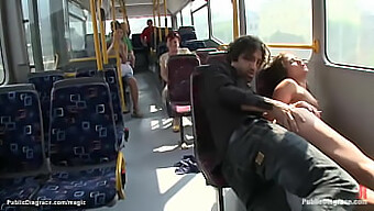 Uma Jovem Europeia Se Envolve Em Sexo Kinky Em Um Ônibus Da Cidade.