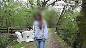 La Première Audition D'Une Jeune Fille Se Transforme En Une Session De Masturbation Coquine