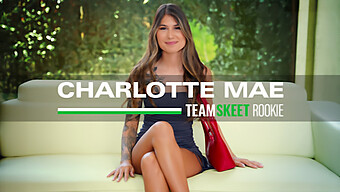 Η Πρώτη Επίσκεψη Της Freshcomer Charlotte Mae Με Ένα Ακατάστατο Φινίρισμα Προσώπου