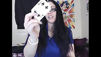 Regardez Une Superbe Déesse Latina En Lunettes Jouer Au Strip Poker Avec Un Joueur Chanceux